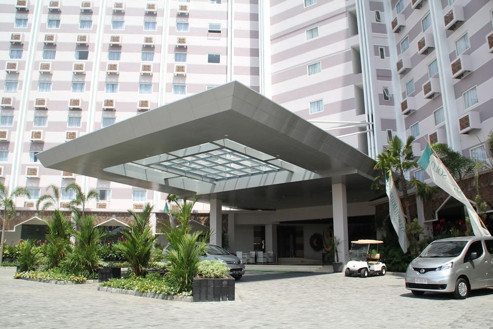 Lorin Syariah Hotel Solo - Interior Entrance