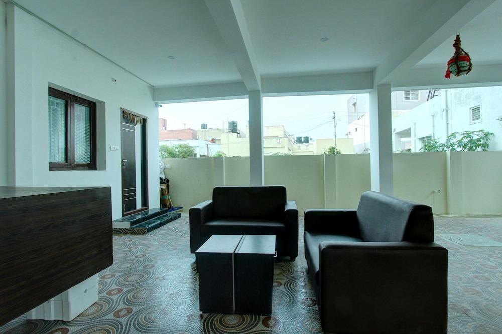 OYO 24597 Dheeran Home Stay - Lobby Sitting Area
