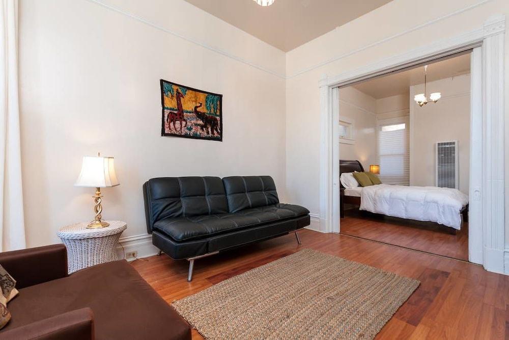 Elegant One Bedroom in Downtown Oakland - Living Area