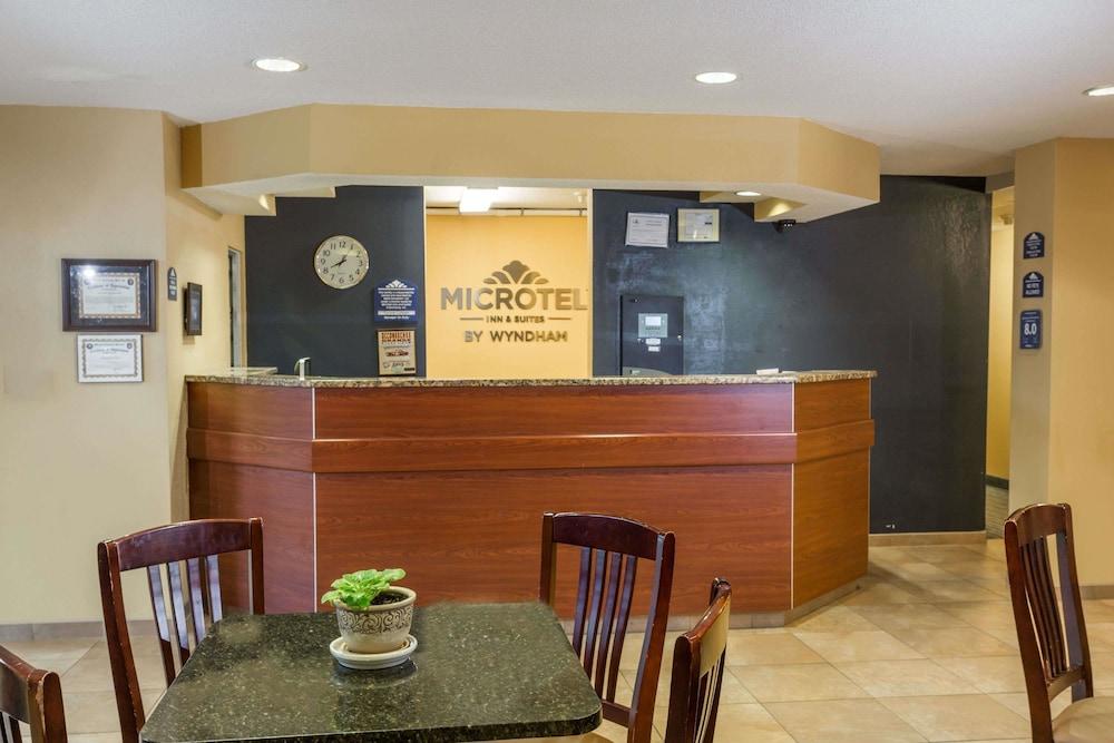 Microtel Inn & Suites by Wyndham Hillsborough - Lobby