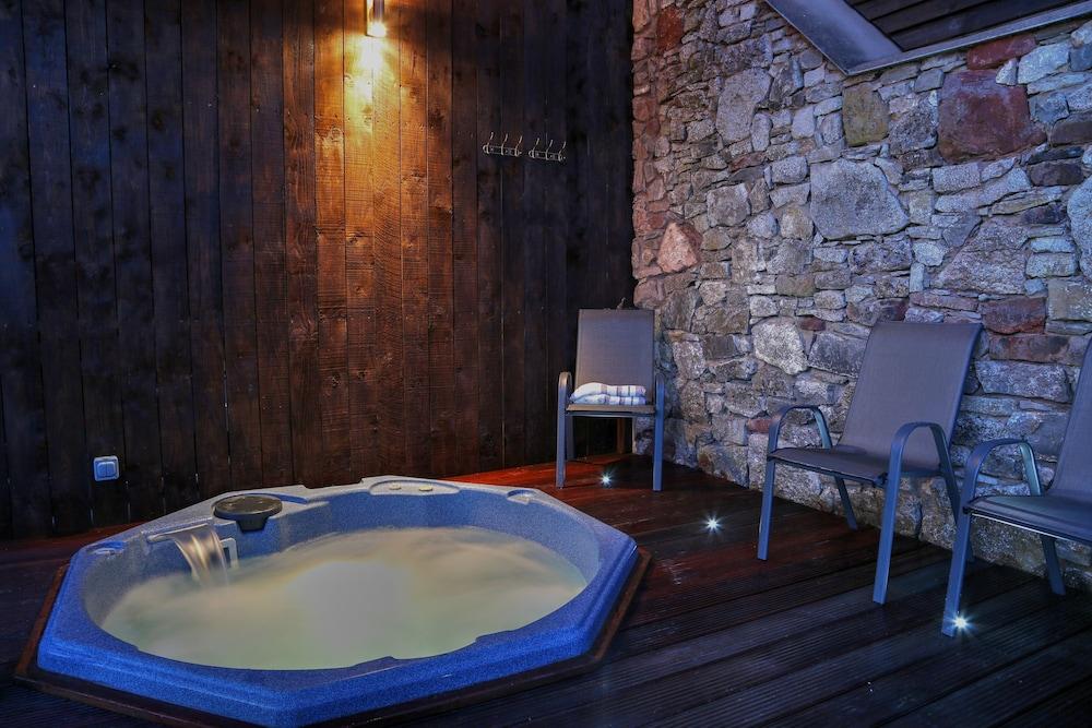 Panorama Cottages - Outdoor Spa Tub