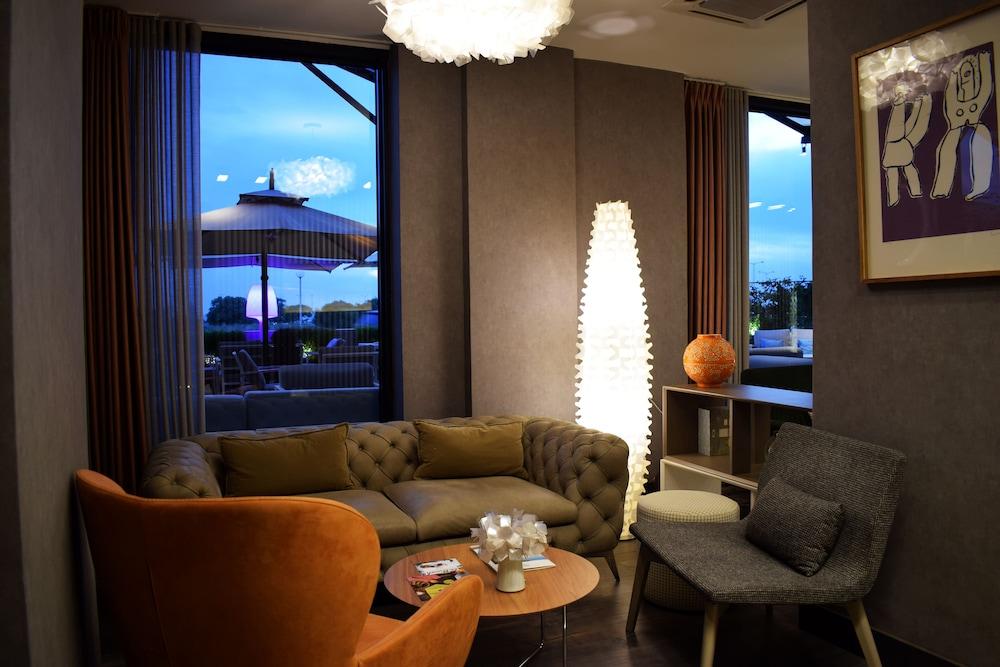 ADAM Hotel Suites - Lobby Sitting Area