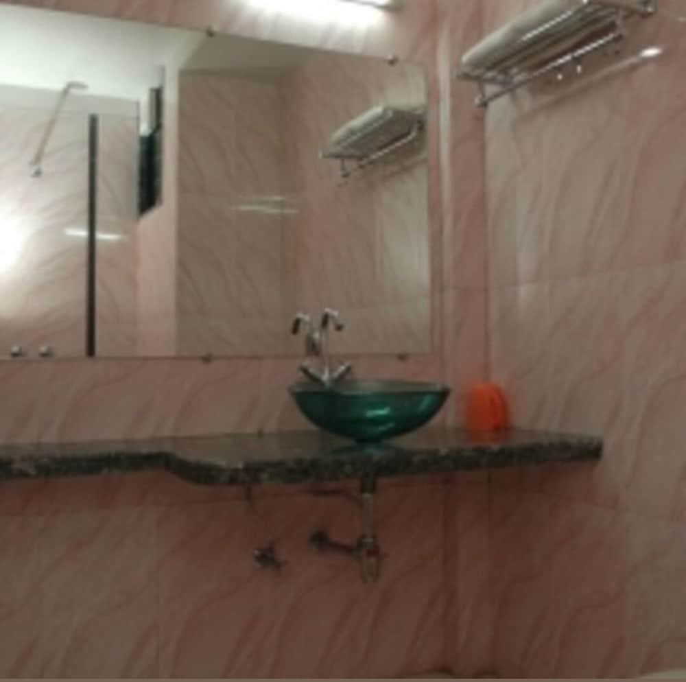 Hotel Vrandavan - Bathroom