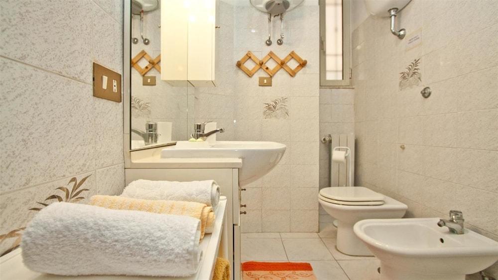 Rental In Rome Celestino Apartment - Bathroom