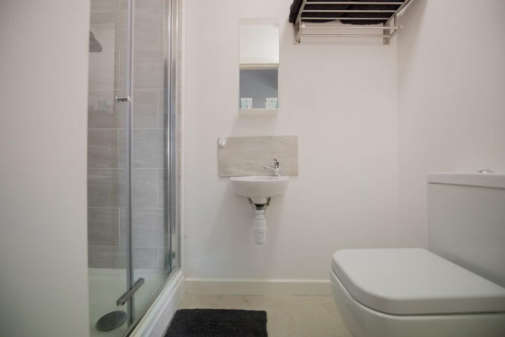 Kirkstall Bridge Apartments - 23 - Bathroom
