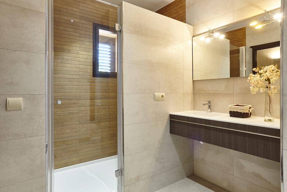 Villa White Duke - Bathroom Shower