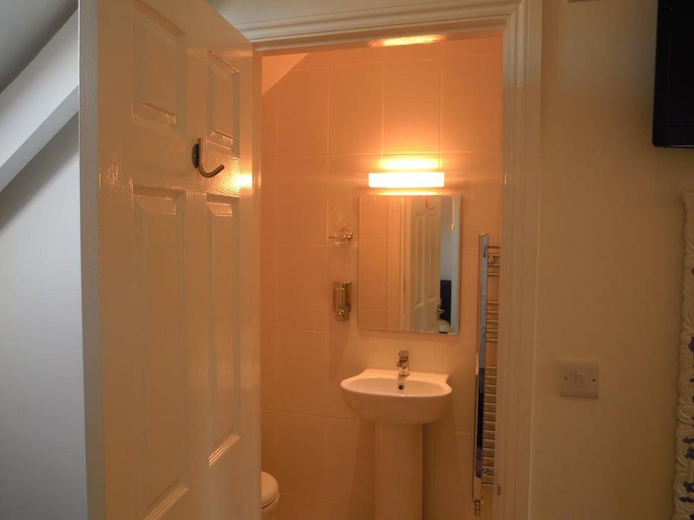 Glen Afton - Bathroom