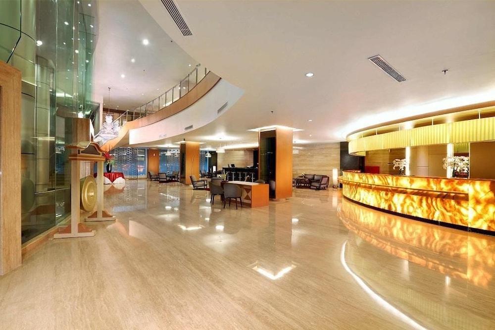 Aston Semarang Hotel & Convention Center - Lobby