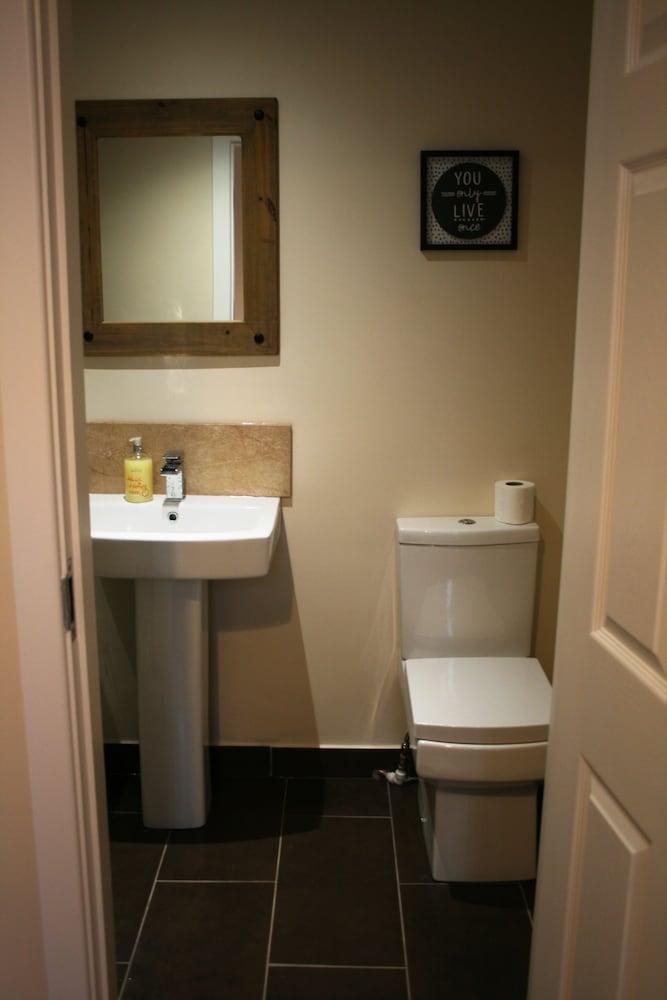Premier Lodge - Bathroom