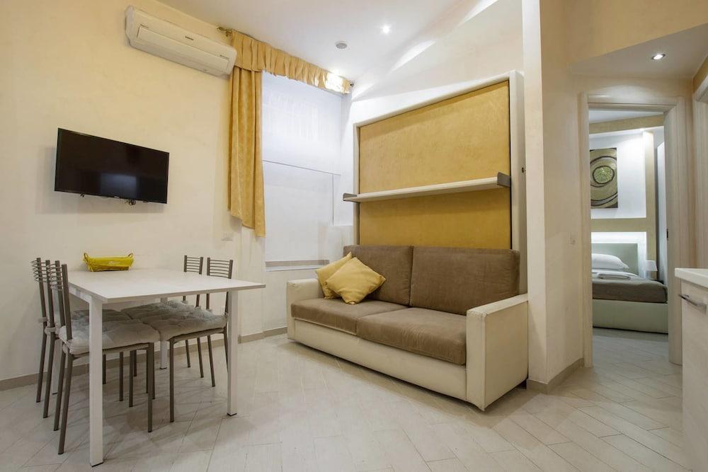 Gold Vatican Apartment - Living Area