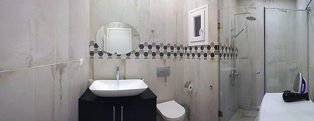 Alpinia Deluxe Apt Must - Bathroom