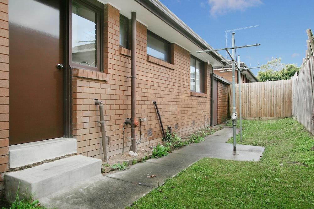 40 Thames Holiday Unit - Property Grounds