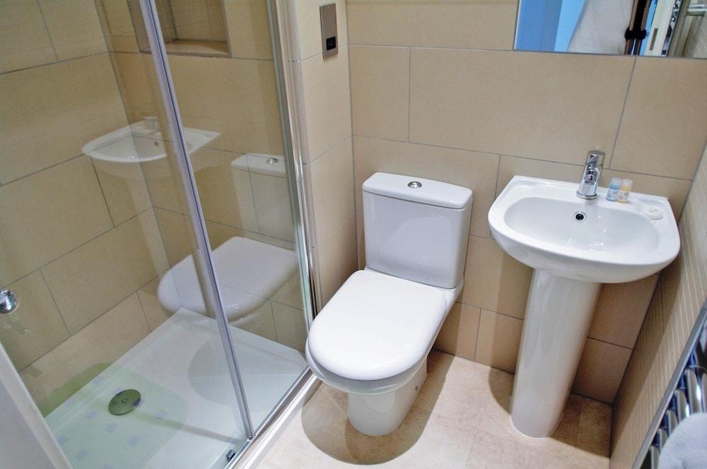Acorn - Byng Place Apartments - Bathroom
