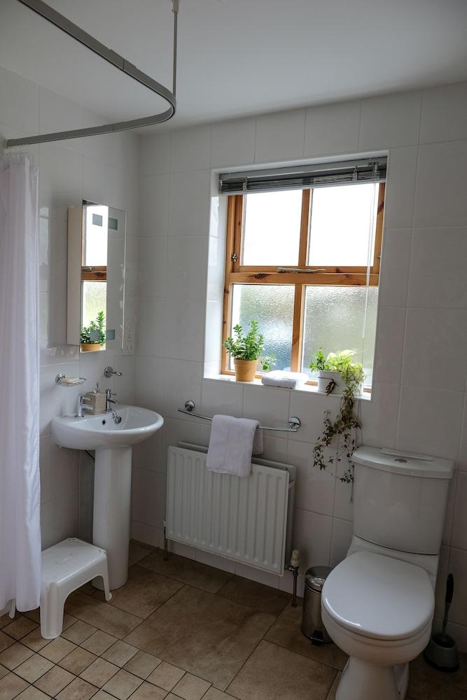 Shamrock Cottage - Bathroom