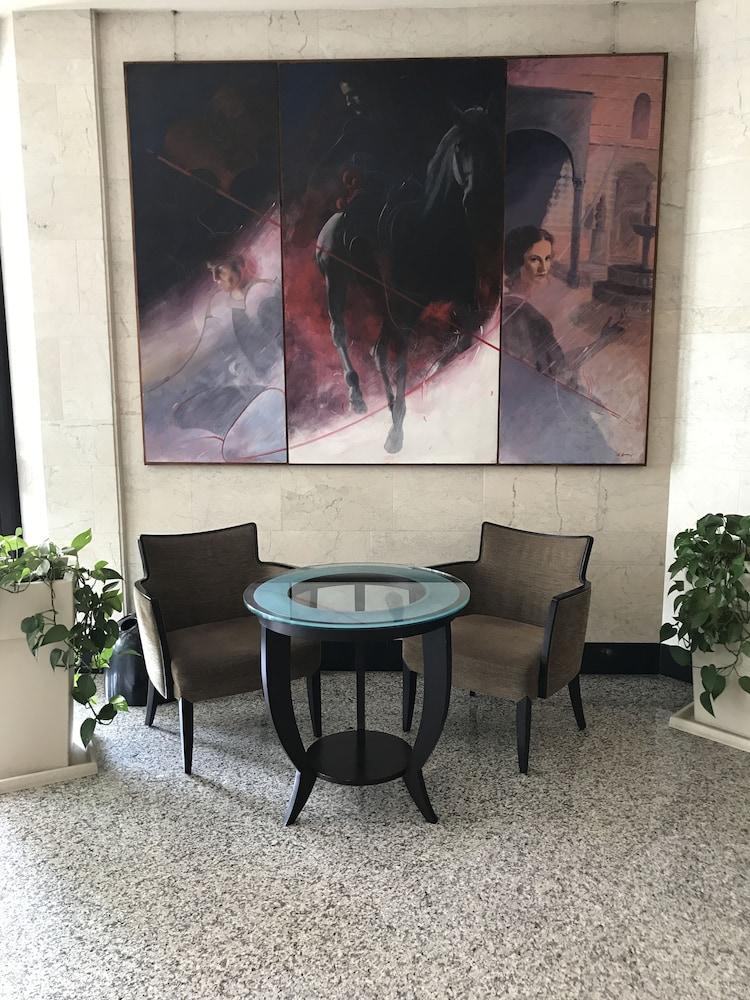 Hotel Perugia Plaza - Lobby Sitting Area