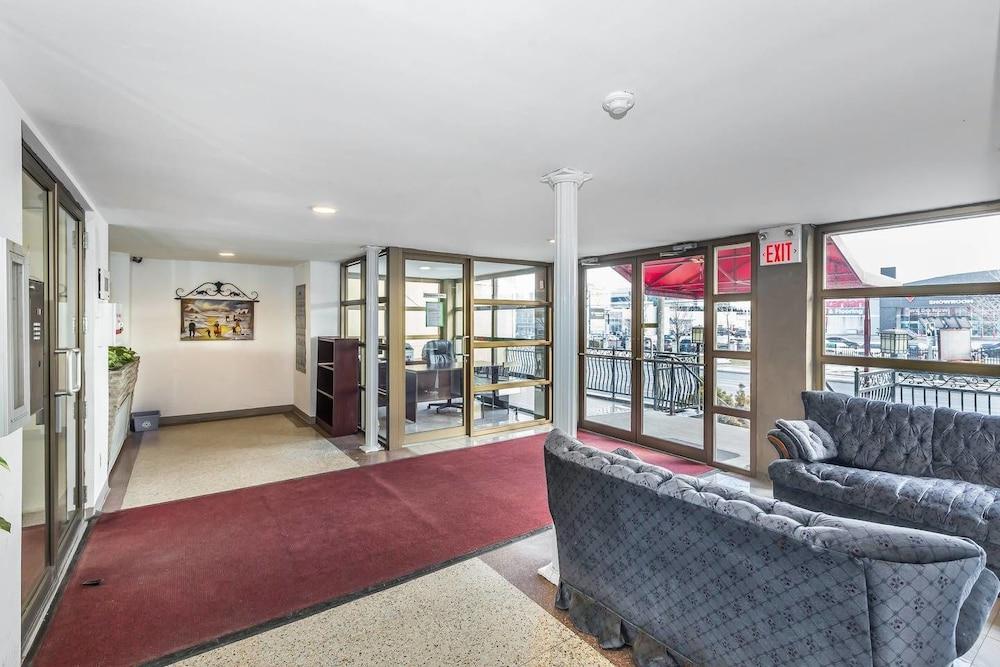 Magnificent Condo at Leaside - 10 Mins to Downtown - Interior