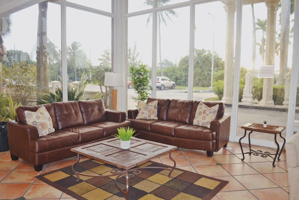 Miami Gardens Inn & Suites - Lobby Sitting Area