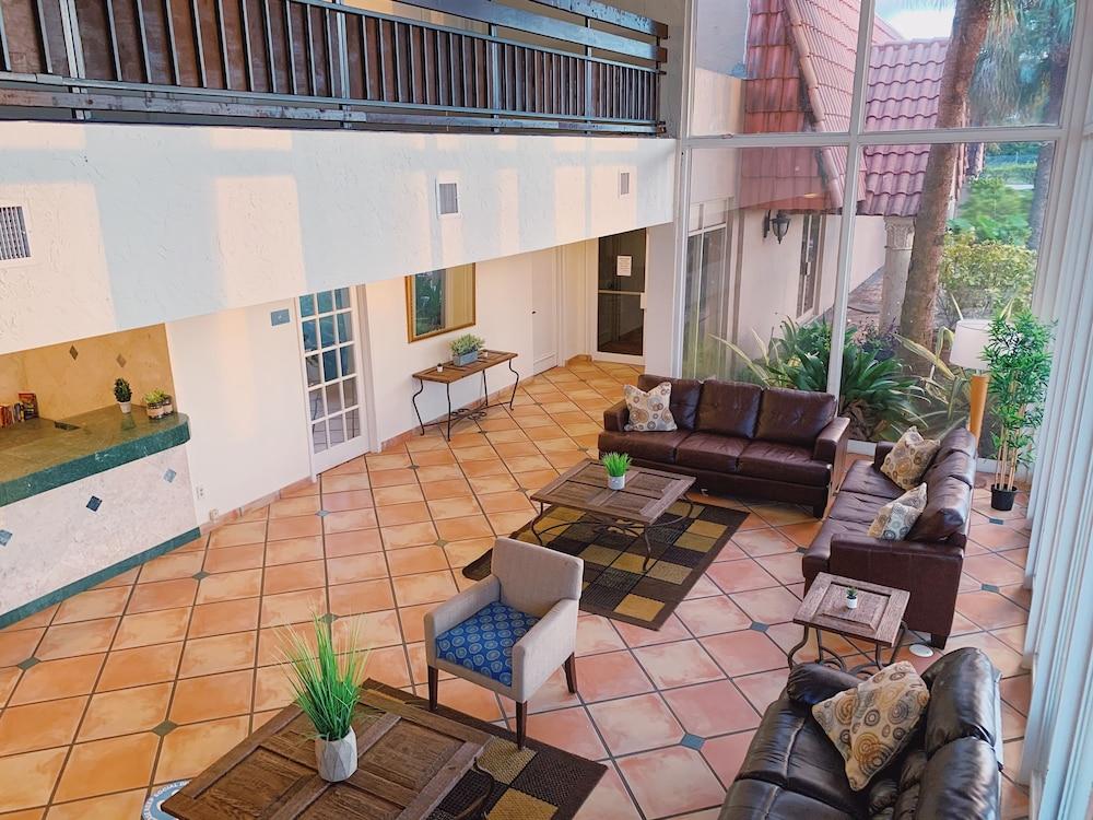 Miami Gardens Inn & Suites - Lobby Sitting Area