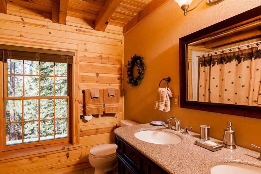 The Tahoe Moose Lodge  1170ac 4 Bedroom Home - Bathroom