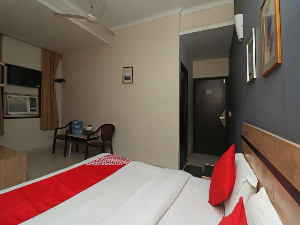 OYO 28336 Hotel Girish - Room