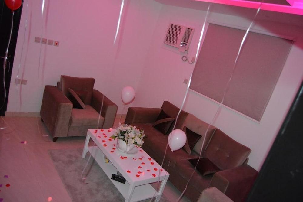 Waqt Alfakhamah Aparthotel - Living Room