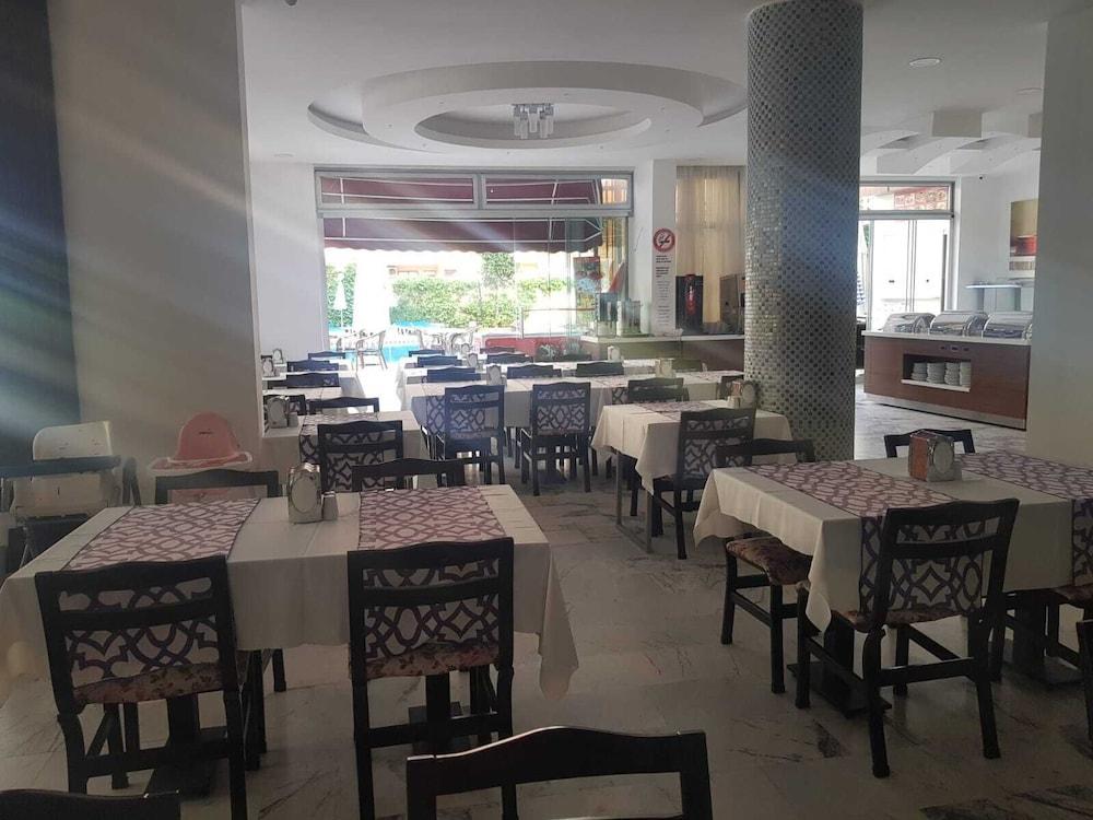 Parador Suit Hotel - Food Court