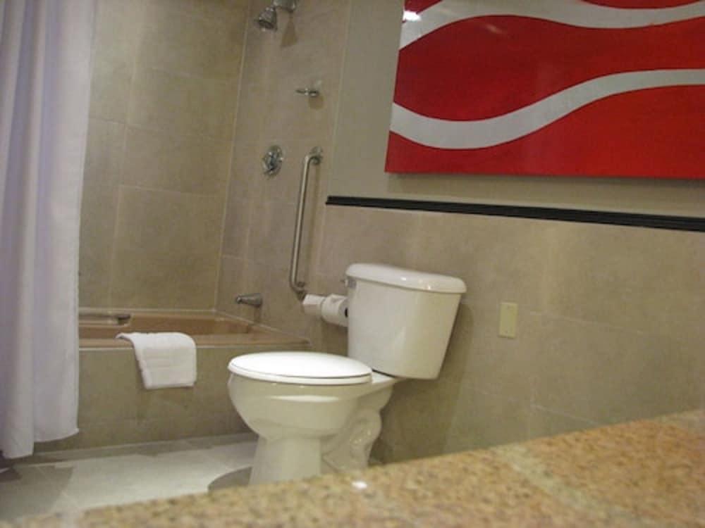 Crowne Plaza Gatineau-Ottawa, an IHG Hotel - Bathroom