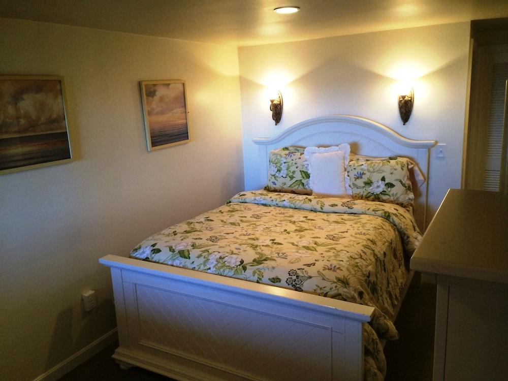 Perkins Cove Oceanfront Cottage - Room
