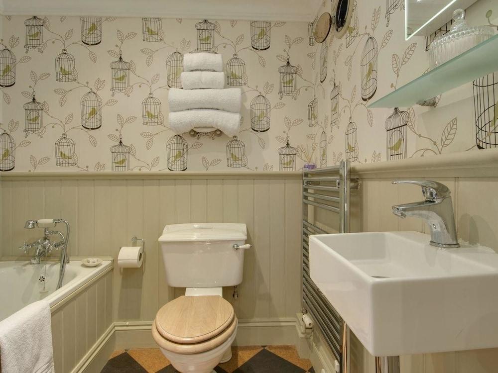 Granary Cottage - Bathroom