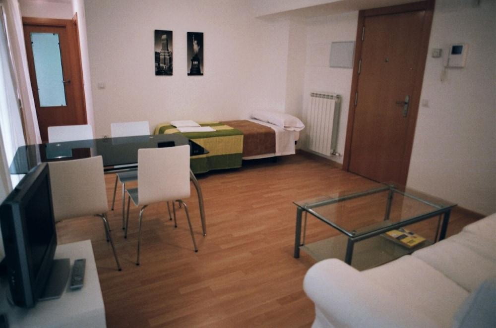 Apartamentos Auhabitat Zaragoza - Living Room