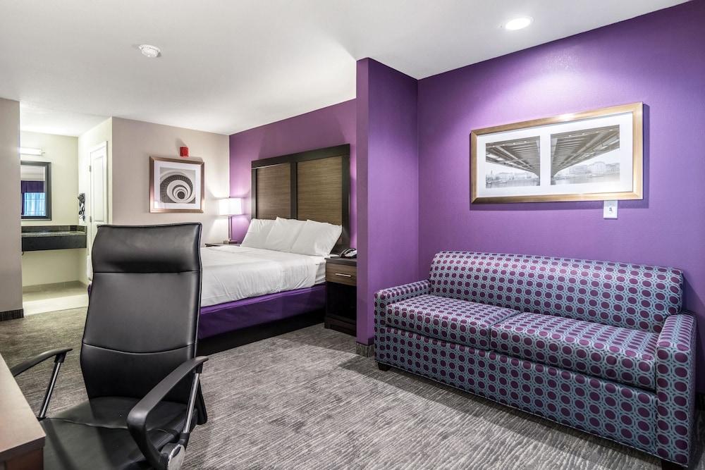 Econo Lodge Inn & Suites North Little Rock near Riverfront - Room