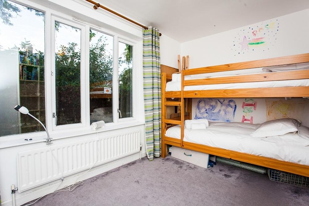 Charming Peaceful 2 Bed with Parking and Garden - Room