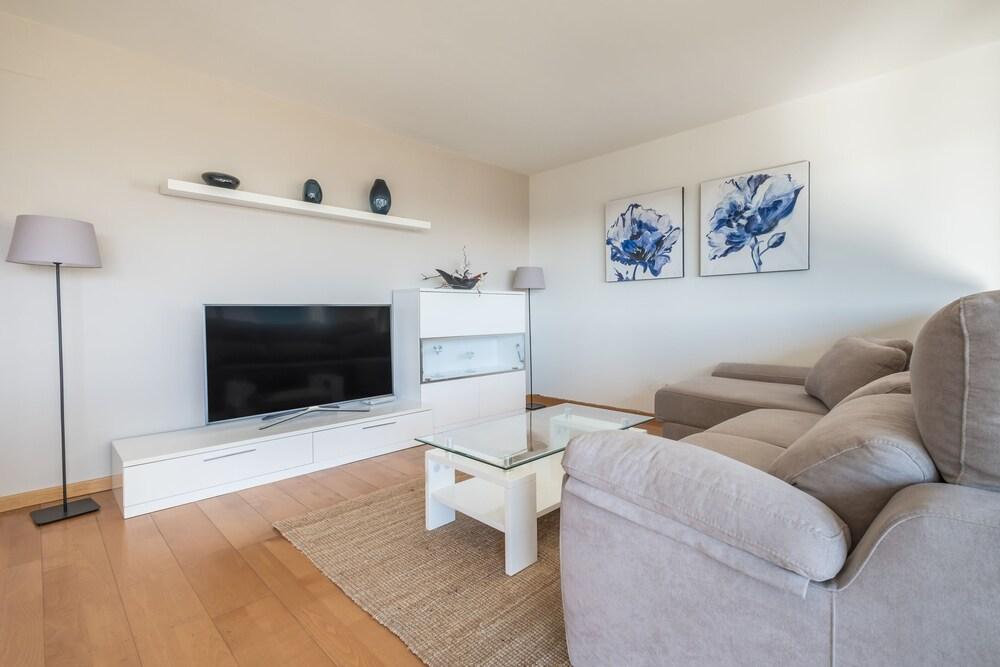 Rent Top Apartments Forum - Living Room