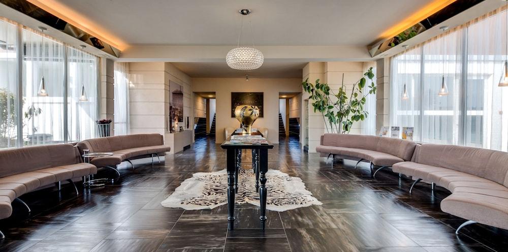Best Western Plus Hotel Farnese - Lobby Sitting Area