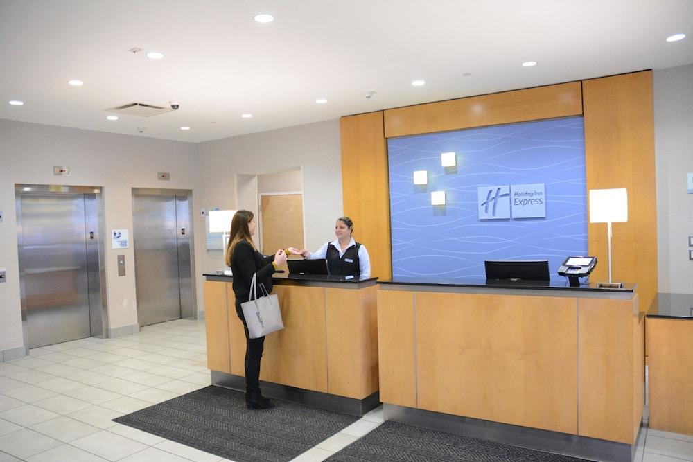 Holiday Inn Express and Suites Stamford, an IHG Hotel - Lobby