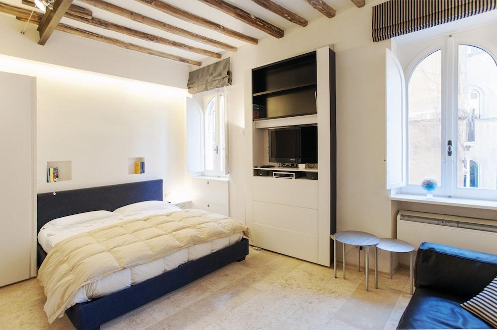 Oro - WR Apartments near Castel Sant'Angelo - Interior Entrance