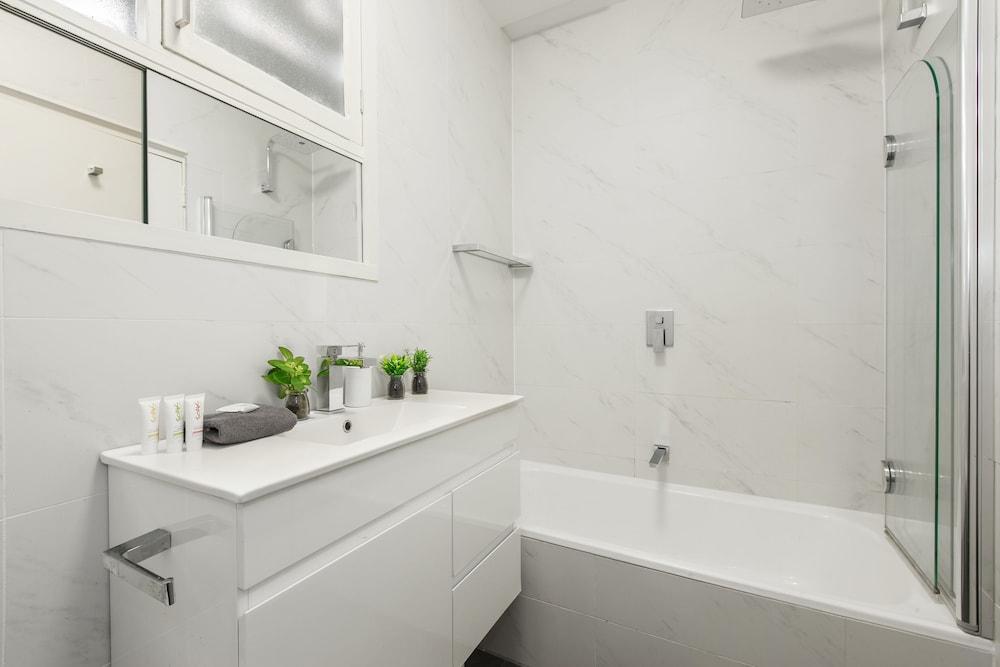 Balcony Retreat Apartment by Ready Set Host - Bathroom