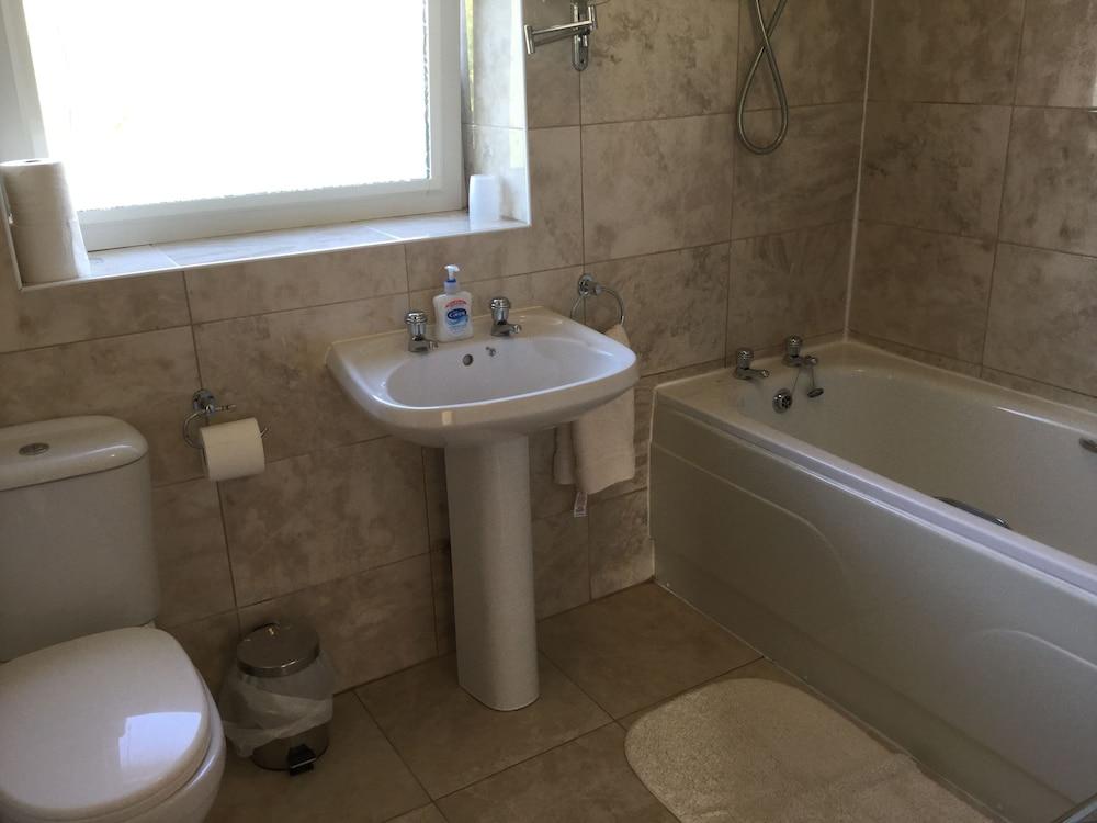 Inverness Apartments - Culduthel - Bathroom