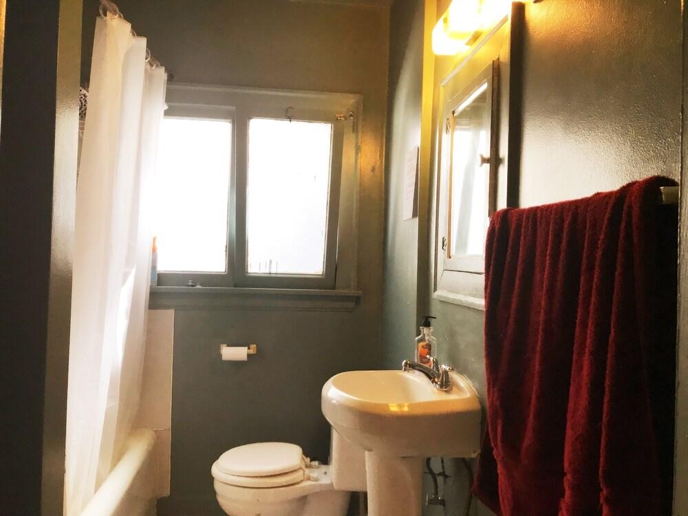 Seattle Urban Village- Cascade - Bathroom