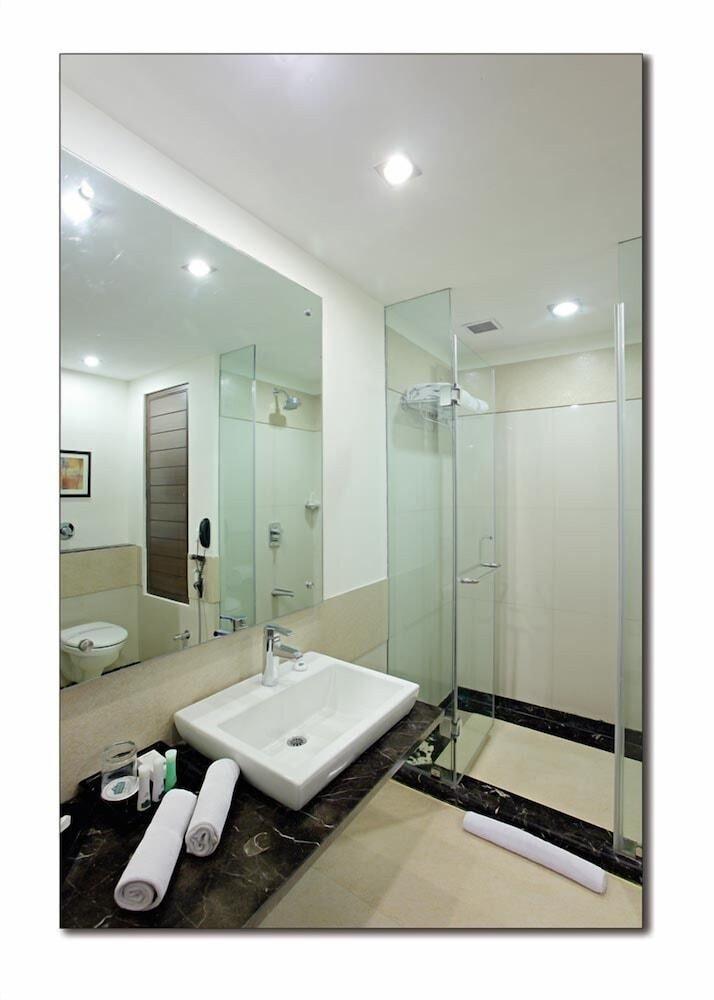 Country Inn & Suites by Radisson, Amritsar, Queens Road - Bathroom