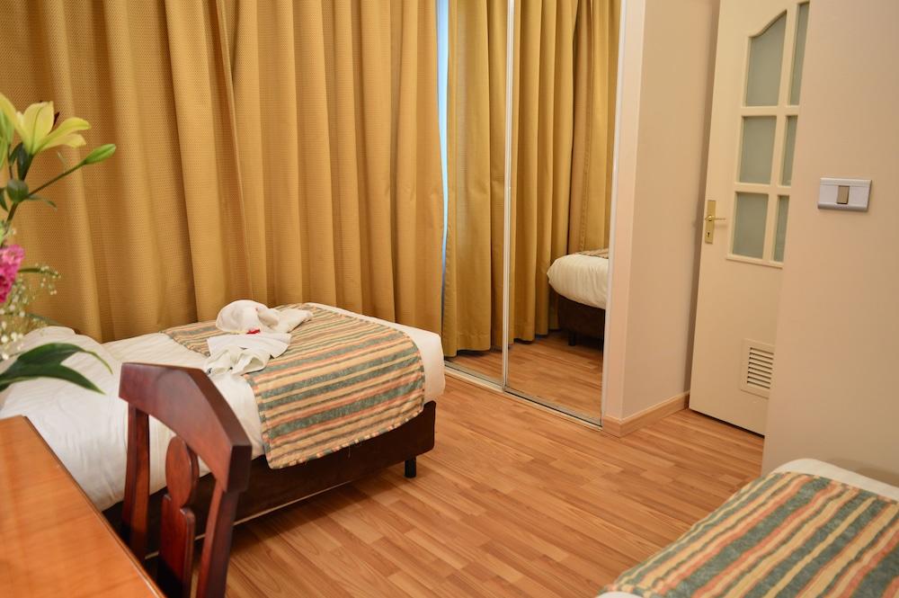 Comfort Hotel Suites - Room