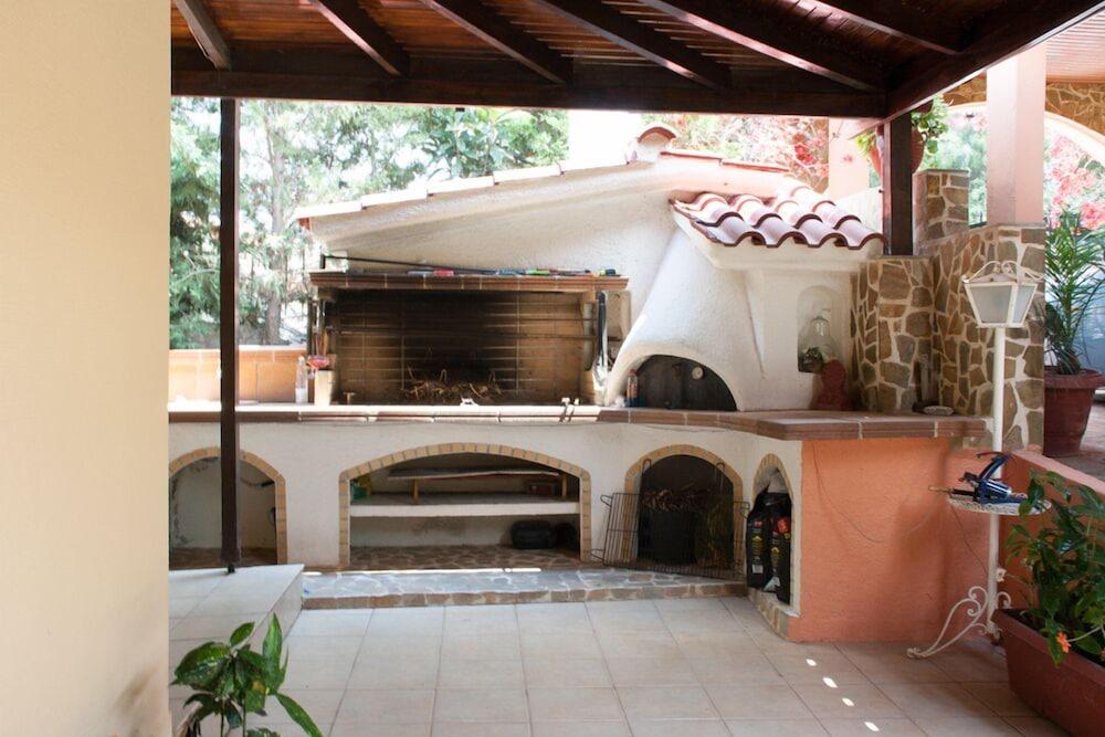 Georgie's Luxury Villa - BBQ/Picnic Area