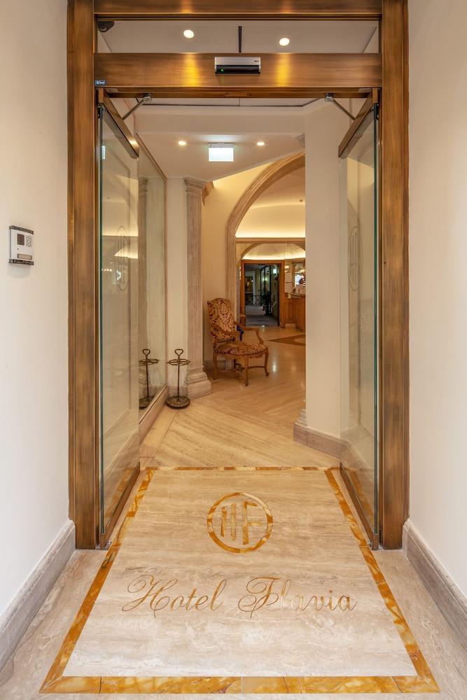 Hotel Flavia - Interior Entrance
