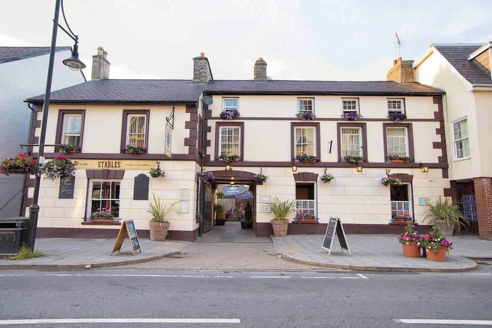 The Royal Oak Hotel - Featured Image