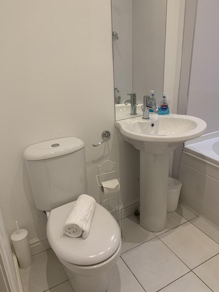 Aberdeen Serviced Apartments - The Lodge - Bathroom