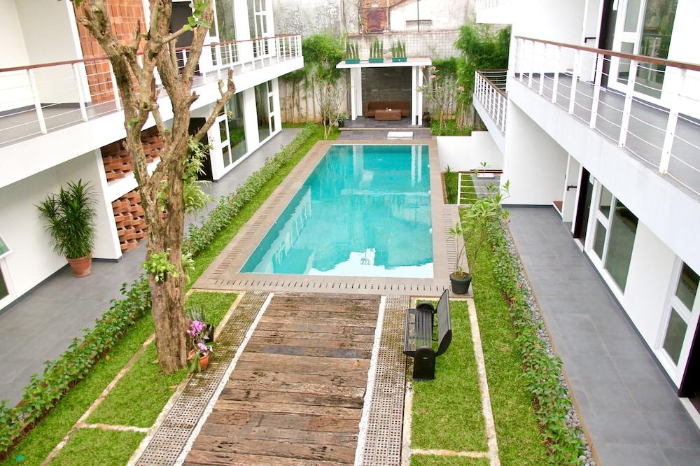 Ampera Avenue Residence - Outdoor Pool