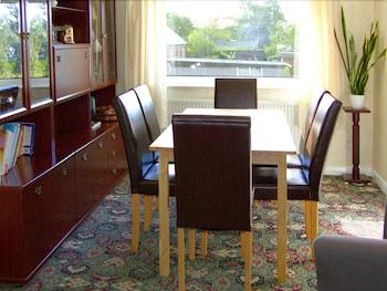 Two Tees - In-Room Dining