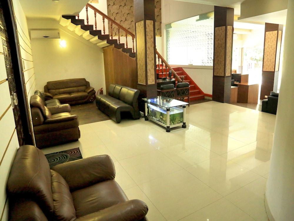 OYO 1684 Hotel Malabar inn - Lobby Sitting Area