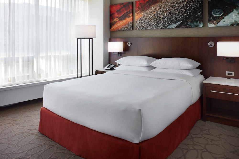 Delta Hotels by Marriott Ottawa City Centre - Room