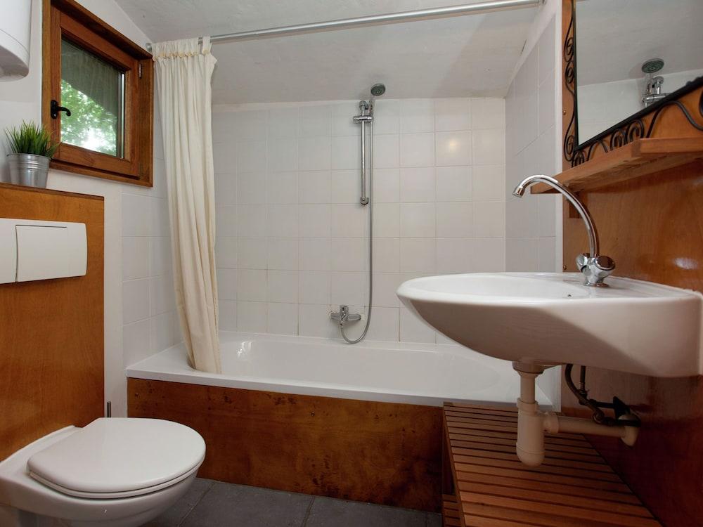Cosily Furnished Small Wooden House - Bathroom